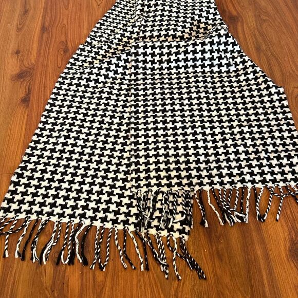100% cashmere black and white houndstooth scarf made in Scotland